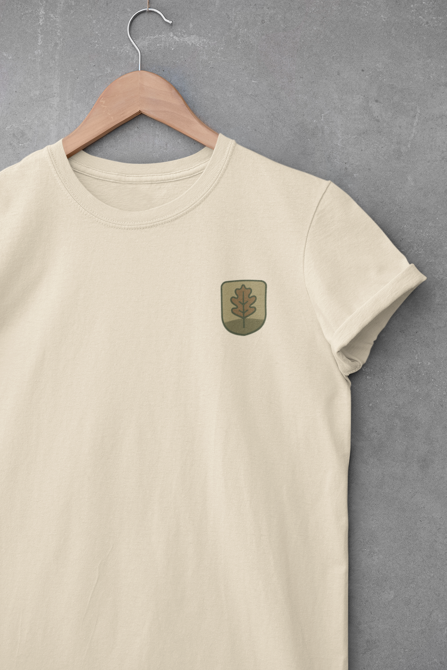 Relaxed fit unisex t-shirt with modern oak leaf graphic.