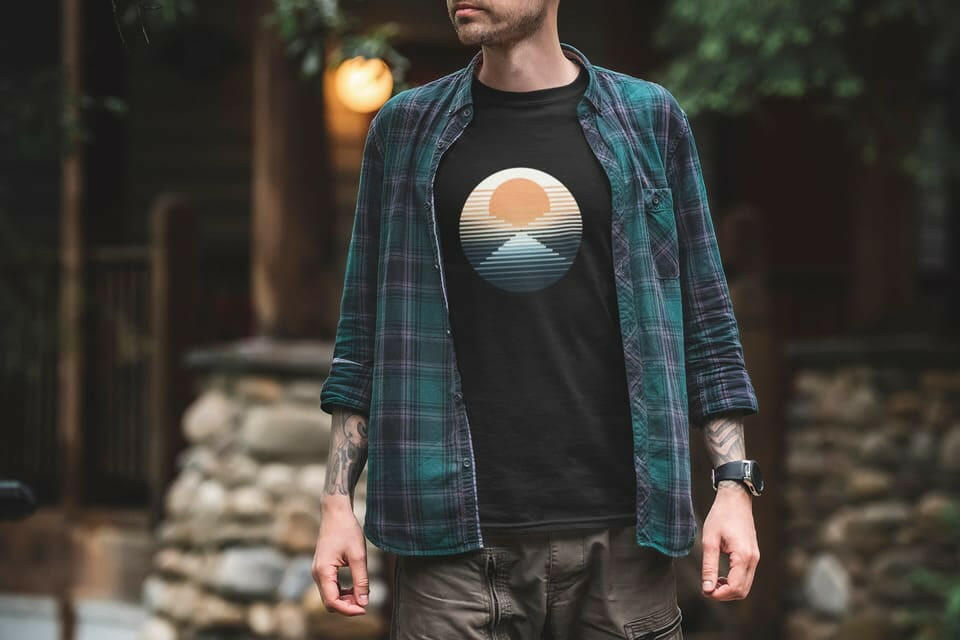 Black Organic Surf Nazaré T-Shirt with a retro sunset and ocean wave design. A soft, eco-friendly surf tee for casual and outdoor wear.