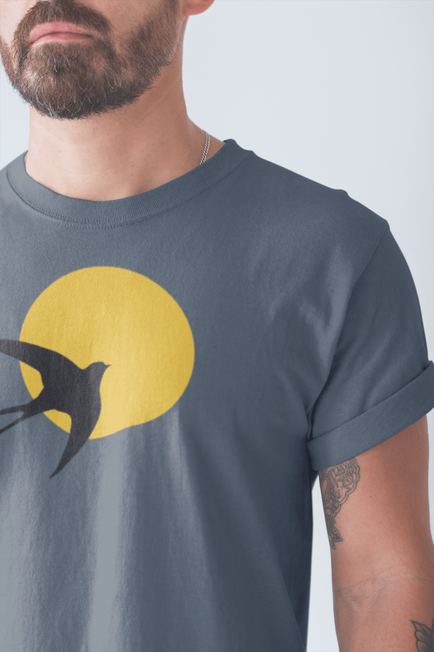 Unisex organic t-shirt with a modern Andorinha swallow print, rolled sleeves for a casual look. A sustainable and stylish nod to Portuguese culture.