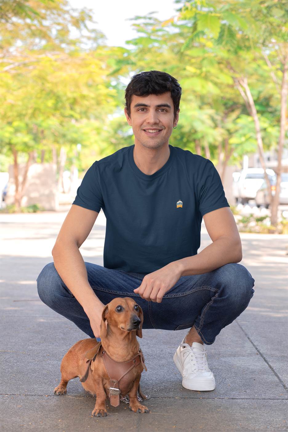 Dark blue organic cotton t-shirt with Lisbon's Electrico tram embroidery. A casual and eco-friendly choice for men.