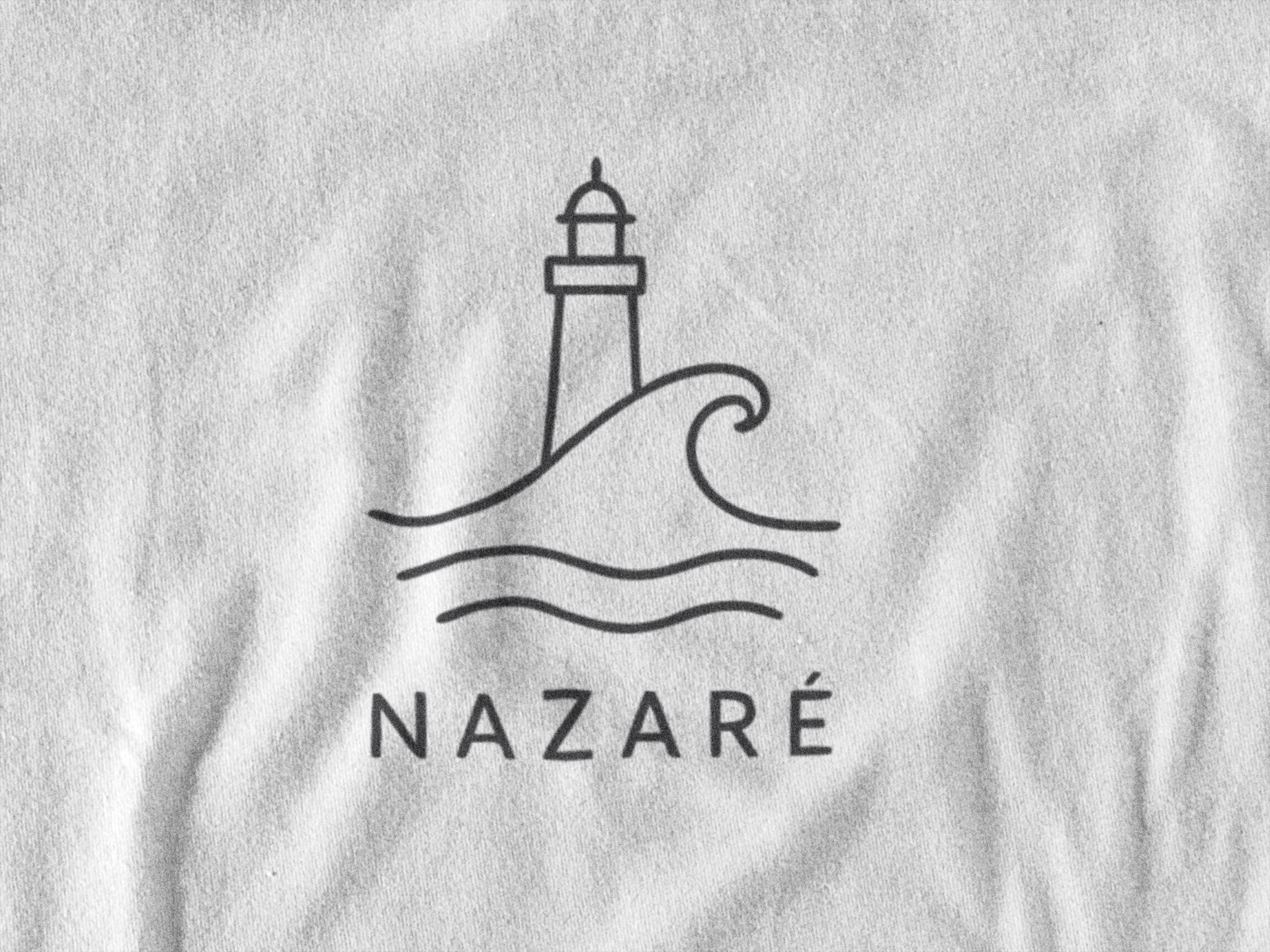 Unisex shirt with Nazaré wordmark and wave.