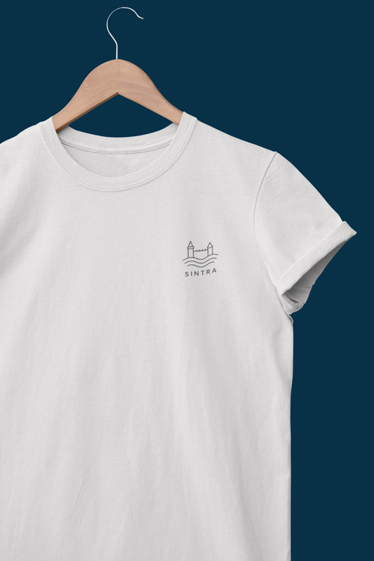 Organic cotton t-shirt with minimalist Sintra logo.