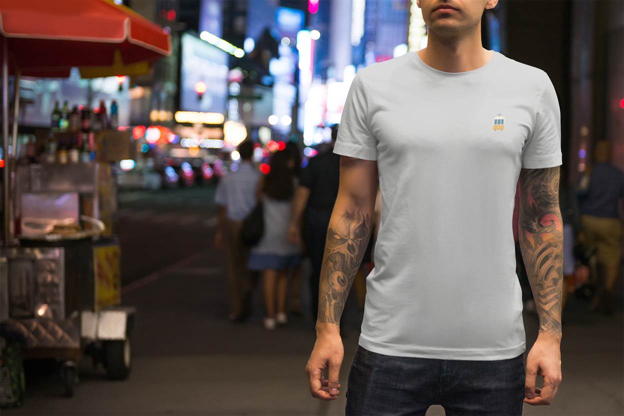Light gray organic t-shirt with Lisbon Electrico tram embroidery. A modern and sustainable choice for urban fashion lovers.
