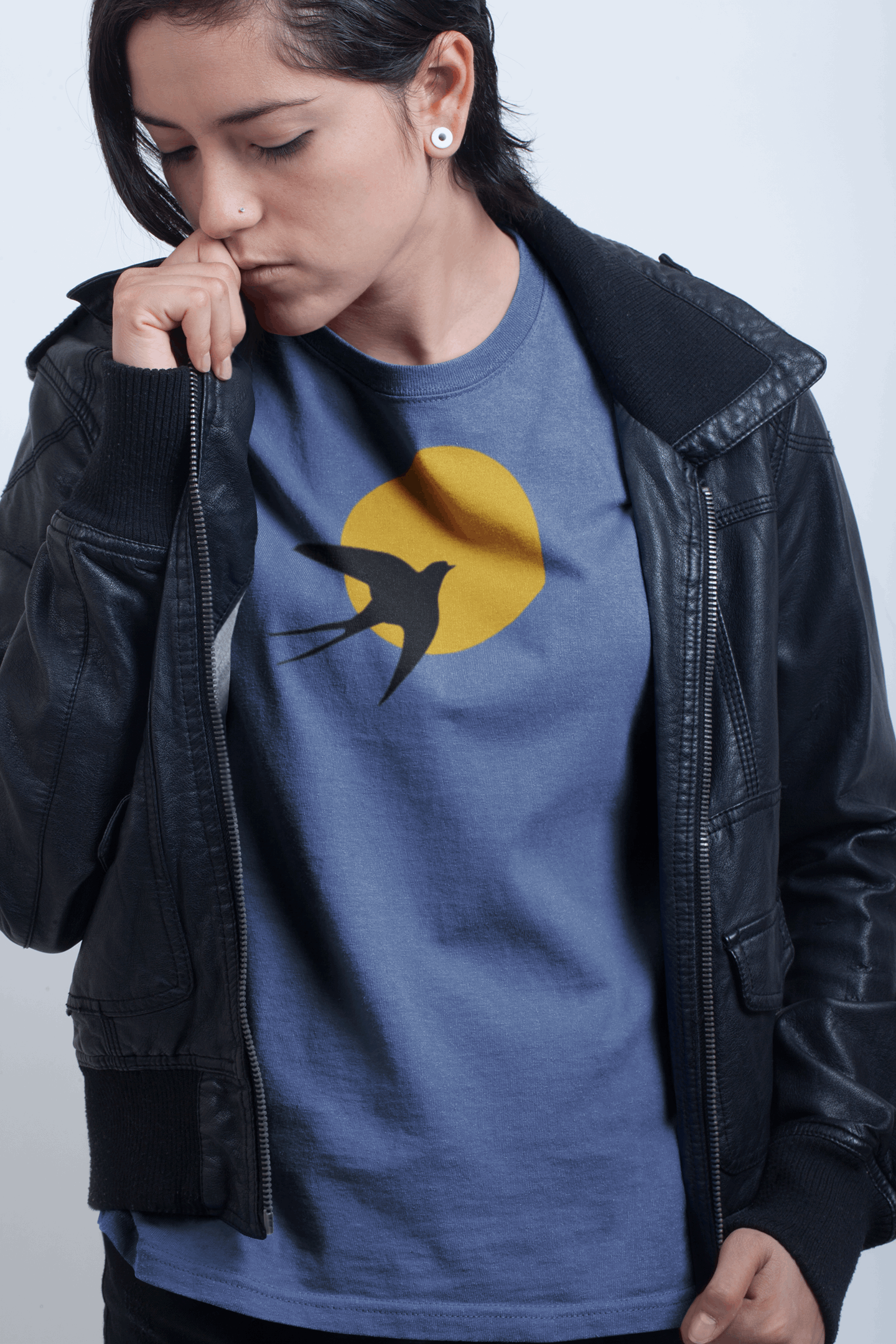 Eco-friendly unisex t-shirt with a bold Andorinha swallow design on a soft organic fabric. A stylish tribute to Portugal’s cultural heritage.