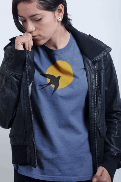 Eco-friendly unisex t-shirt with a bold Andorinha swallow design on a soft organic fabric. A stylish tribute to Portugal’s cultural heritage.