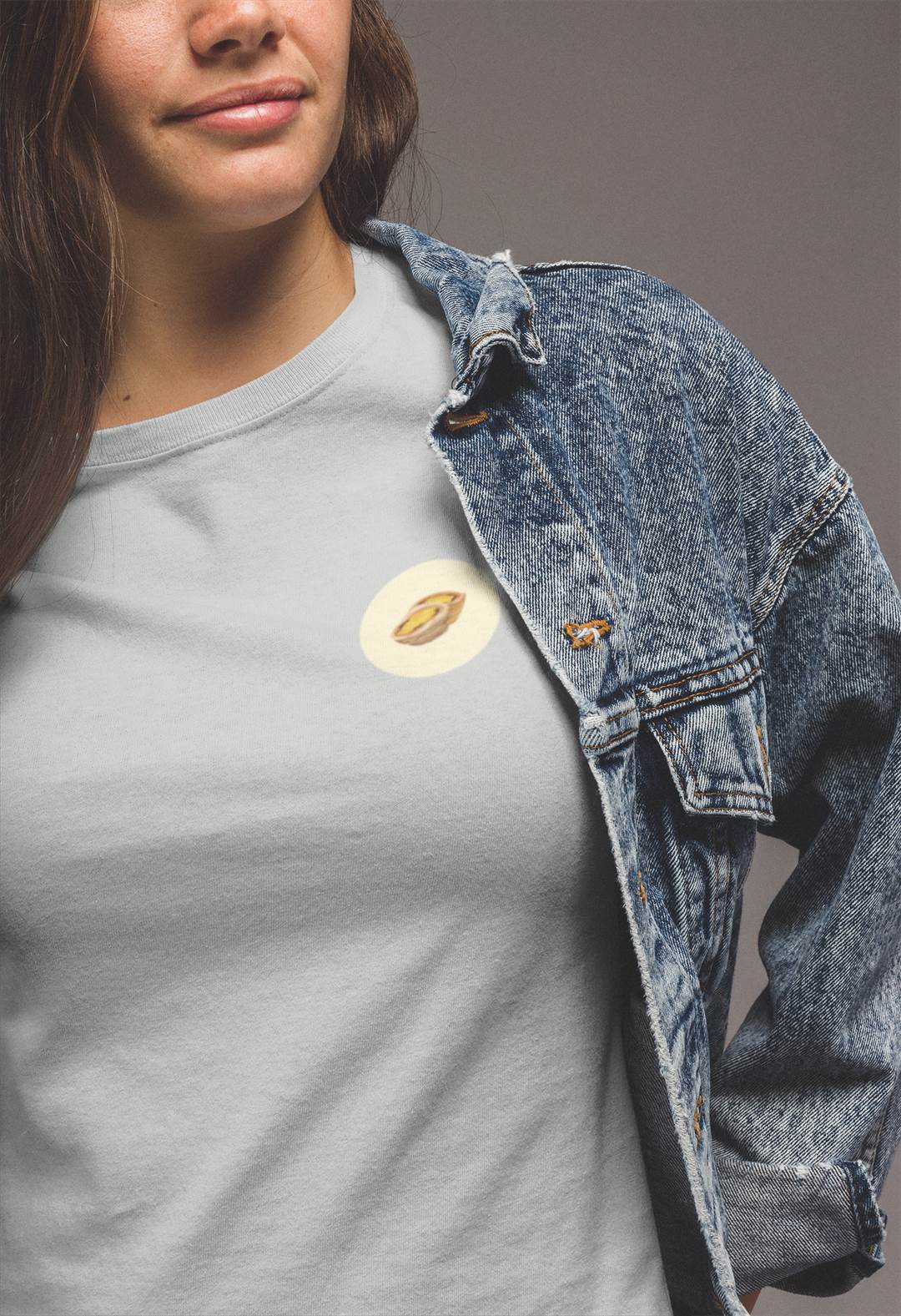 Light gray Lisbon Style T-Shirt for women with a subtle Pastel de Nata emblem. A minimalist and sustainable organic cotton tee with Portuguese flair.
