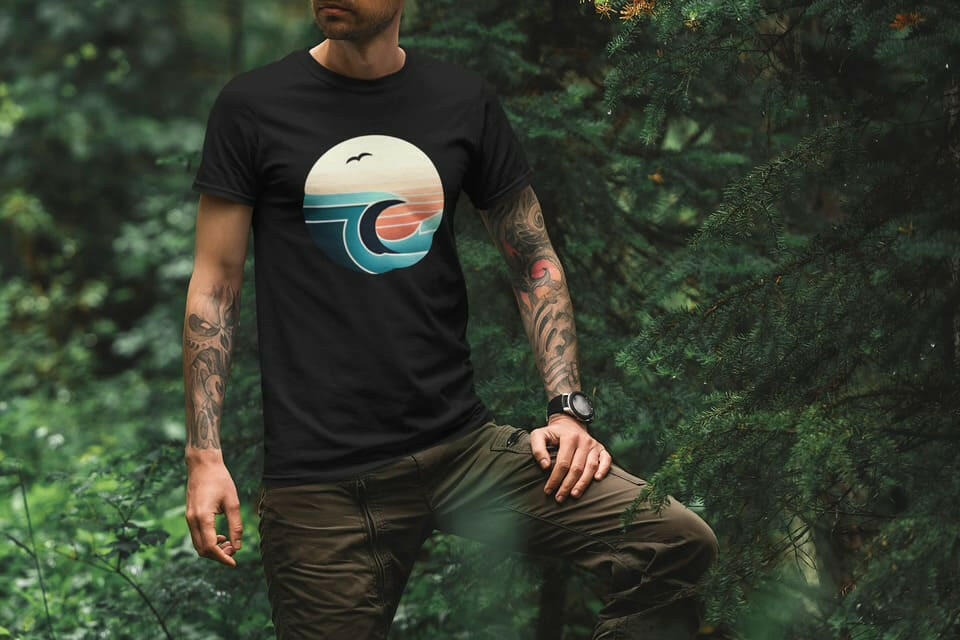 Black Nazaré Surf Wave organic t-shirt with a retro surf design. A stylish and eco-friendly choice for outdoor and adventure lovers.