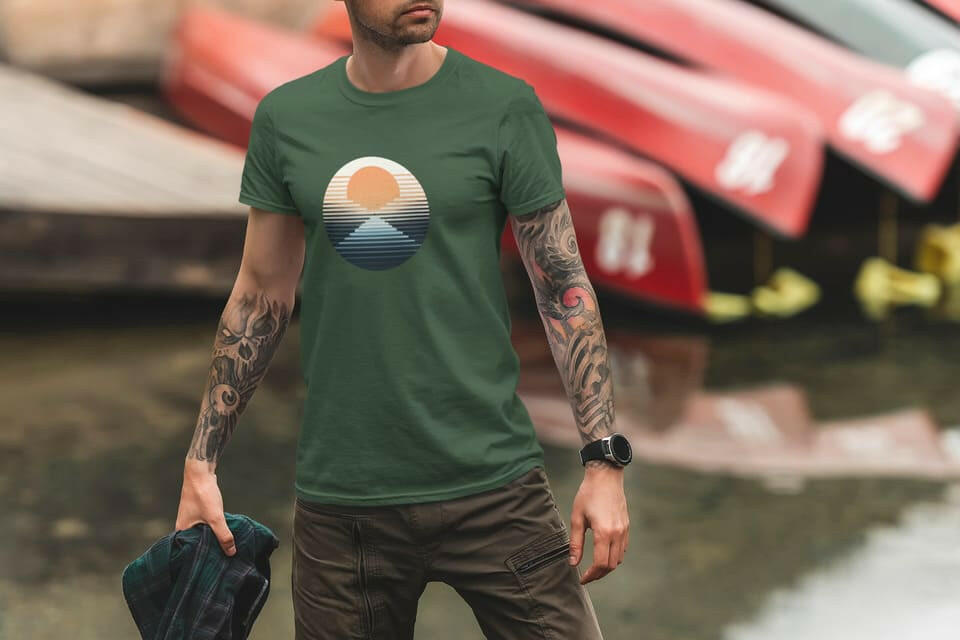 Green Organic Surf Nazaré T-Shirt with a retro ocean wave and sunset design. Made from organic cotton, perfect for eco-conscious surf enthusiasts.