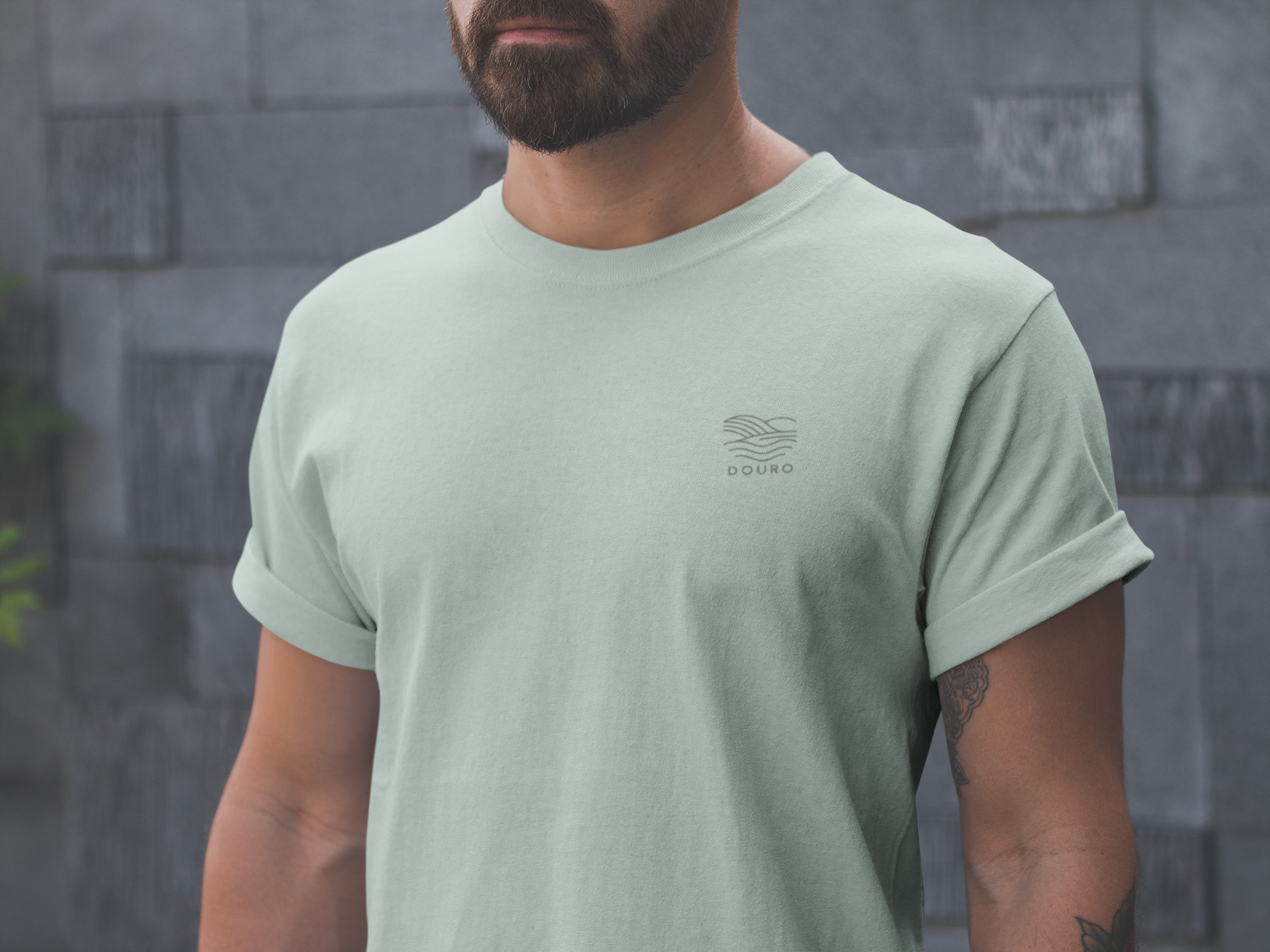 Unisex organic cotton t-shirt with minimalist Douro logo.