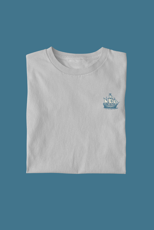Unisex organic cotton t-shirt with minimal caravela logo.

