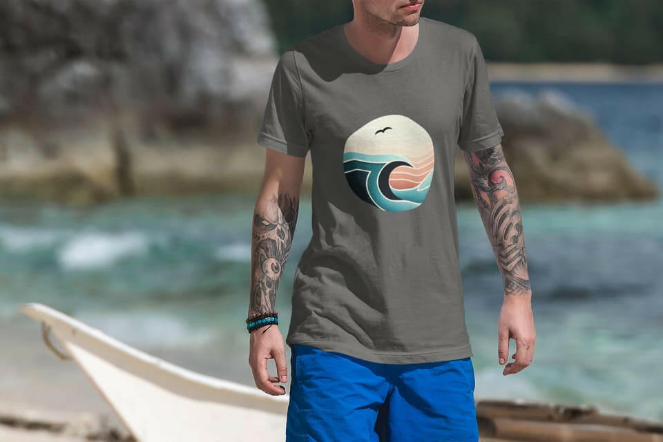 Gray Nazaré Surf Wave organic t-shirt with a minimalist surf print. Made from 100% cotton, ideal for eco-conscious fashion enthusiasts.