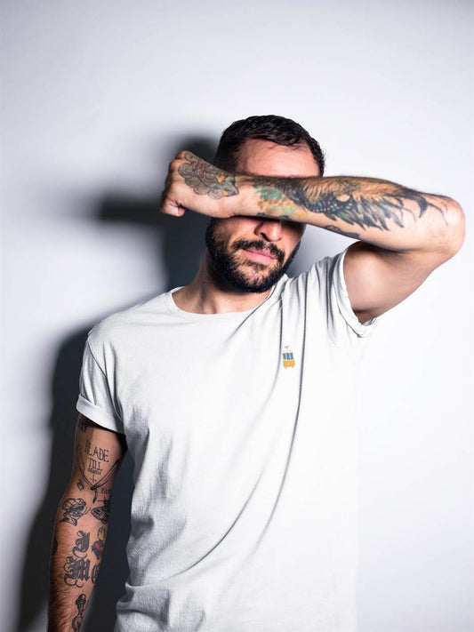 Minimalist organic cotton t-shirt featuring Lisbon's Electrico tram embroidery in white. Stylish and eco-friendly design for casual wear.