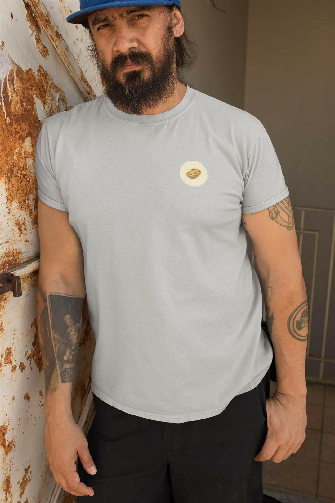 Light gray Pastel de Nata T-Shirt worn by a tattooed man. Organic cotton, minimalist Lisbon style.