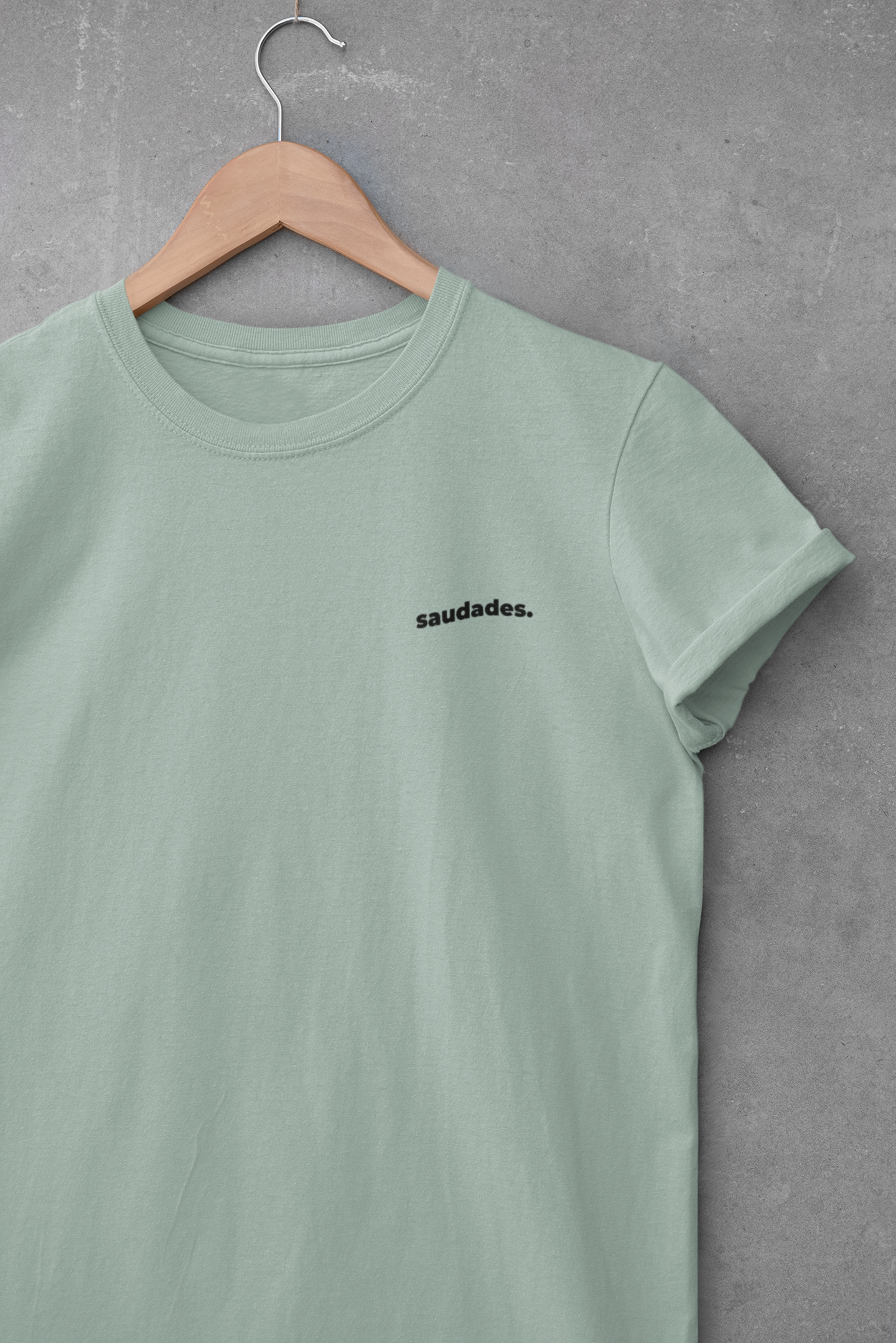 Organic cotton t-shirt with minimalist "Saudades" text.