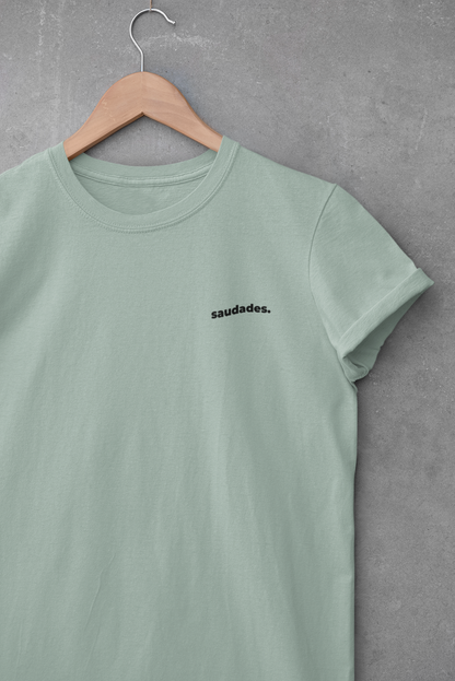 Organic cotton t-shirt with minimalist "Saudades" text.