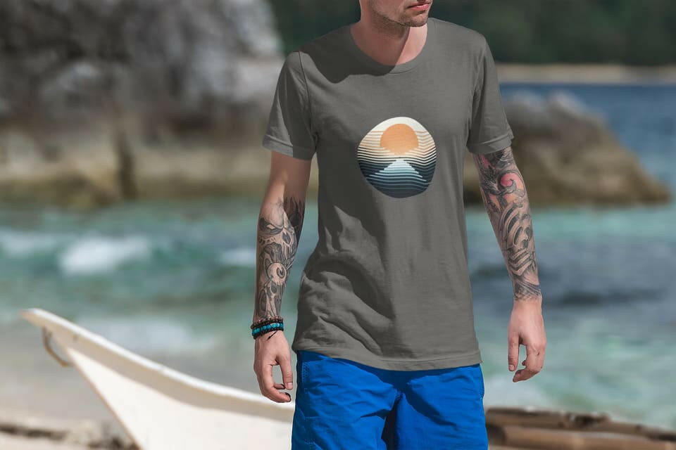 Gray Organic Surf Nazaré T-Shirt featuring a vintage sunset and wave print. A sustainable and stylish choice for surf and nature lovers.
