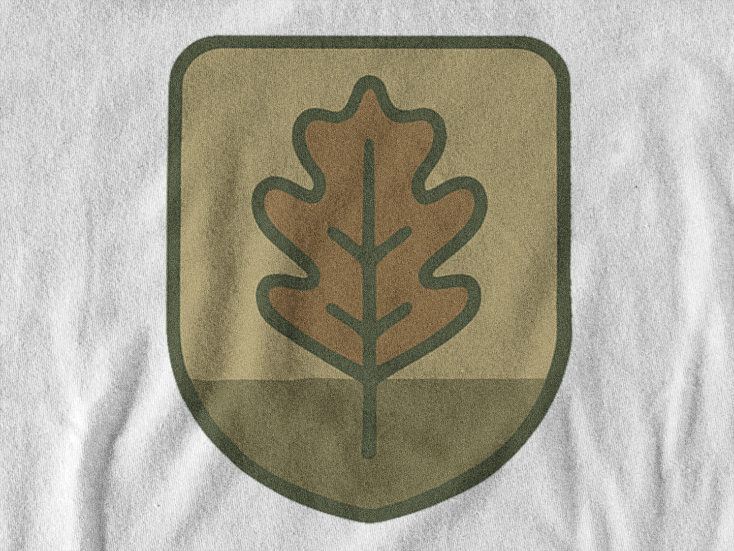 Minimalist oak leaf graphic t-shirt in organic cotton.