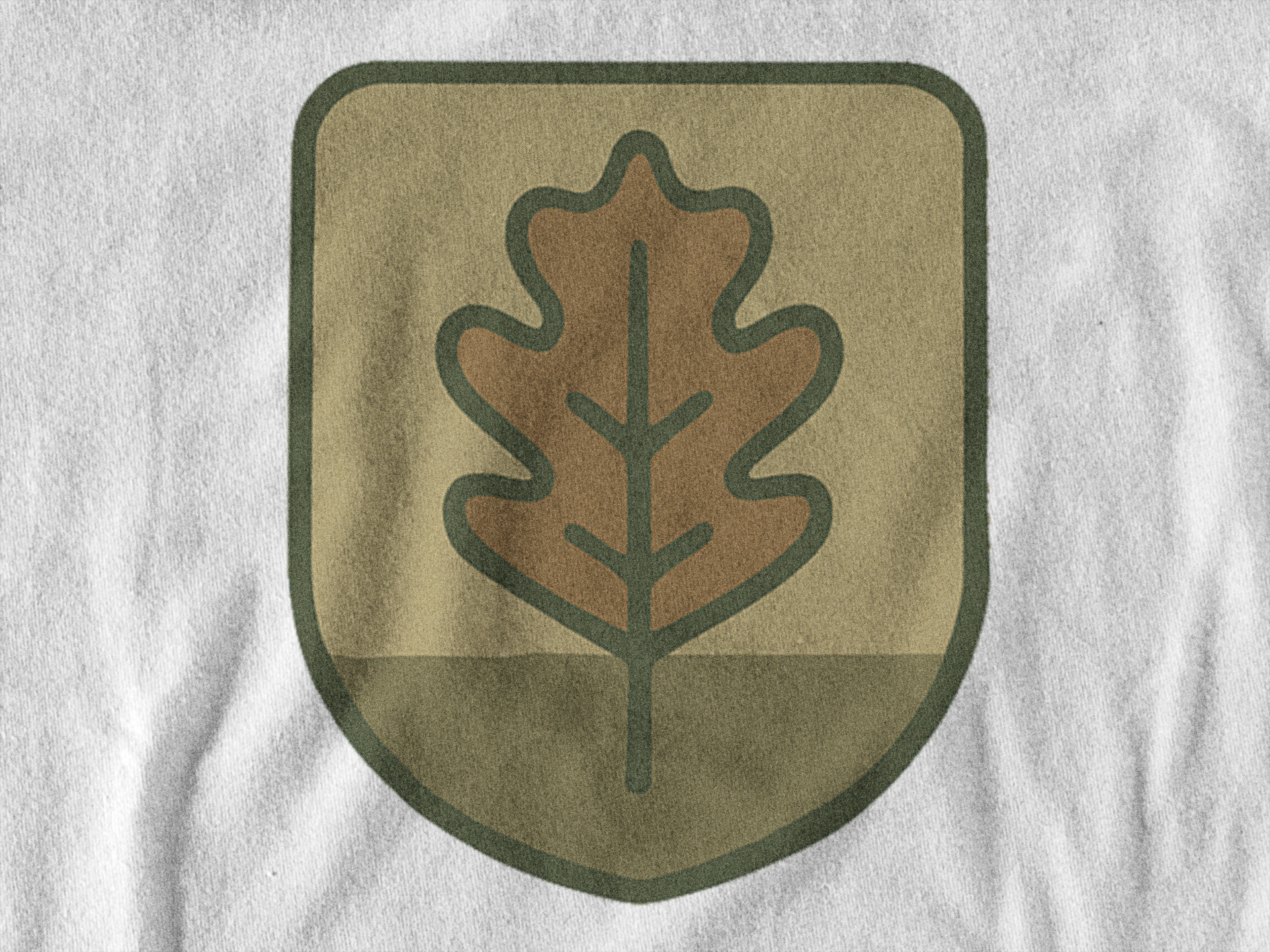 Minimalist oak leaf graphic t-shirt in organic cotton.