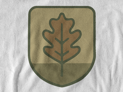 Minimalist oak leaf graphic t-shirt in organic cotton.