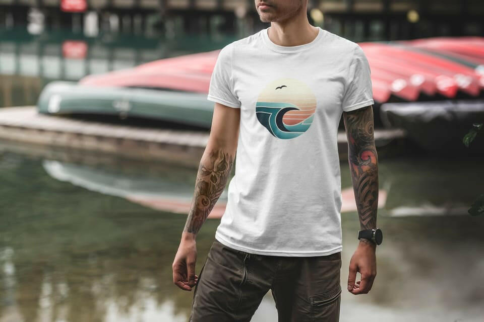 White organic Nazaré Surf Wave t-shirt with a vintage surf graphic. Made from 100% cotton, perfect for casual wear and surf enthusiasts.