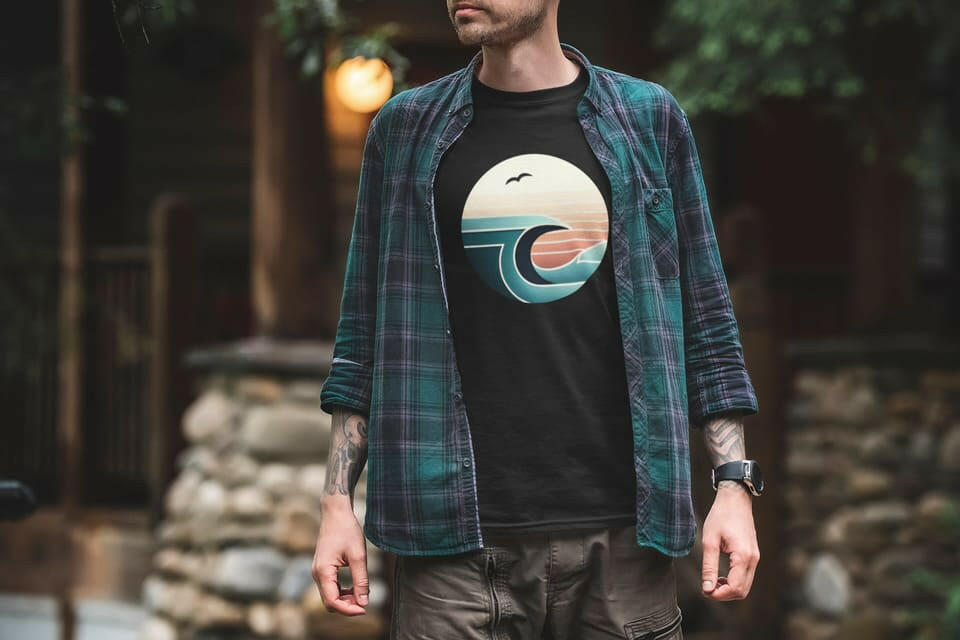 Black Nazaré Surf Wave organic t-shirt featuring a retro surf print. Crafted from sustainable cotton, ideal for stylish and eco-friendly surfers.