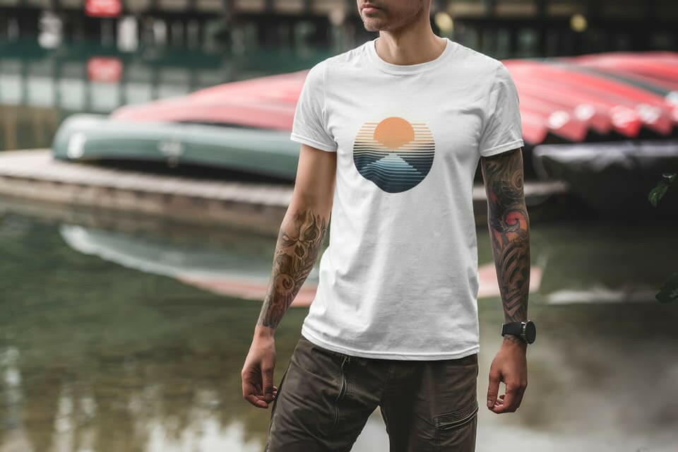 White Organic Surf Nazaré T-Shirt with a classic sunset and wave design. A soft, eco-friendly tee for surf lovers and outdoor enthusiasts.